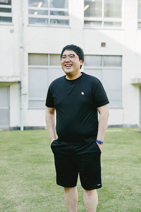 mozのブランドブックでモデルを務めているマヂカルラブリー村上。