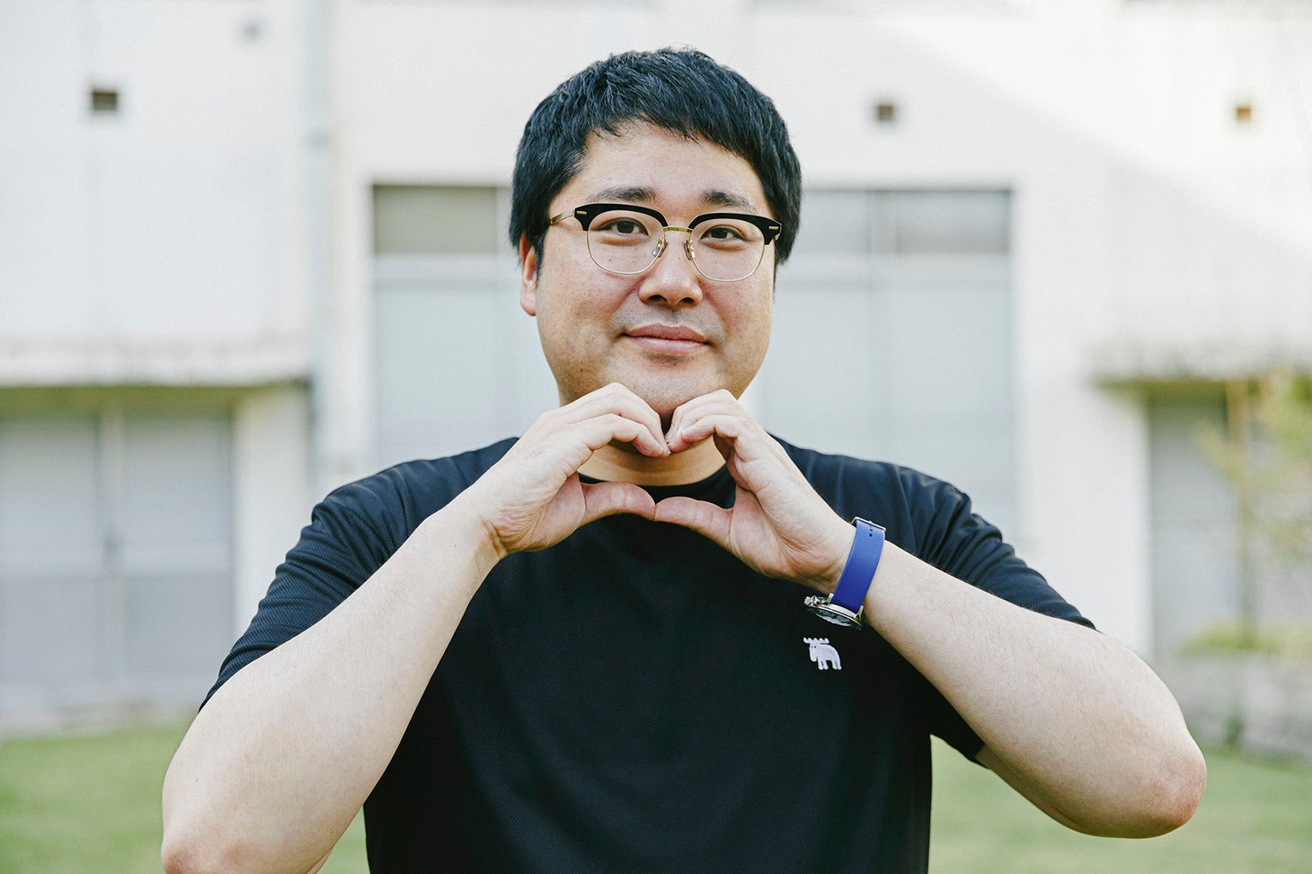 mozのブランドブックでモデルを務めているマヂカルラブリー村上。