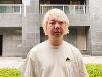 刺繍Tシャツ（ライトベージュ）の着用イメージ。