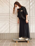 刺繍Tシャツ（ブラック）の着用イメージ。