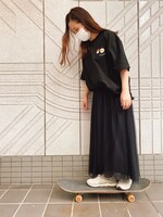 刺繍Tシャツ（ブラック）の着用イメージ。