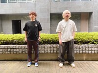 刺繍Tシャツを着用した三四郎。