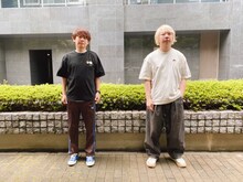 刺繍Tシャツを着用した三四郎。