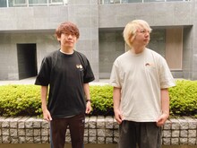 刺繍Tシャツを着用した三四郎。