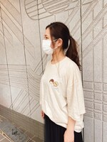 刺繍Tシャツ（ライトベージュ）の着用イメージ。