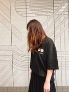 刺繍Tシャツ（ブラック）の着用イメージ。