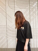 刺繍Tシャツ（ブラック）の着用イメージ。