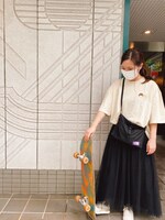 刺繍Tシャツ（ライトベージュ）の着用イメージ。