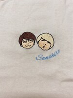 刺繍Tシャツ（ライトベージュ）のデザイン。