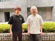 刺繍Tシャツを着用した三四郎。