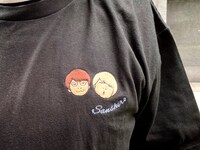 刺繍Tシャツ（ブラック）の着用イメージ。