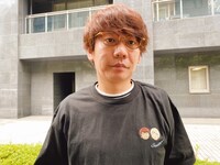 刺繍Tシャツ（ブラック）の着用イメージ。