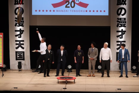 「ドラ鳴らしステッカーチャレンジ」で簡単そうにデモンストレーションを行う笑い飯・哲夫。