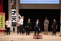 「ドラ鳴らしステッカーチャレンジ」の様子。