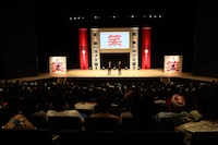 「笑い飯の漫才天国～結成20+1周年記念ツアー」初日の様子。