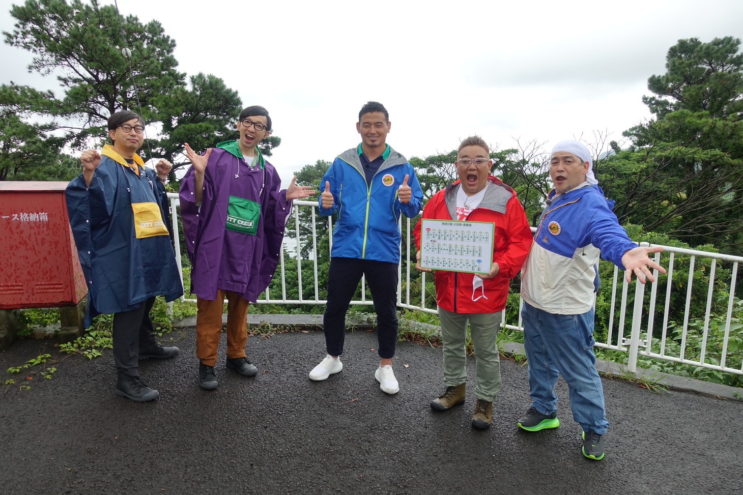 「帰れマンデー見っけ隊!!」内の「バスサンド」に出演する、（左から）おいでやすこが、五郎丸歩、サンドウィッチマン。(c)テレビ朝日