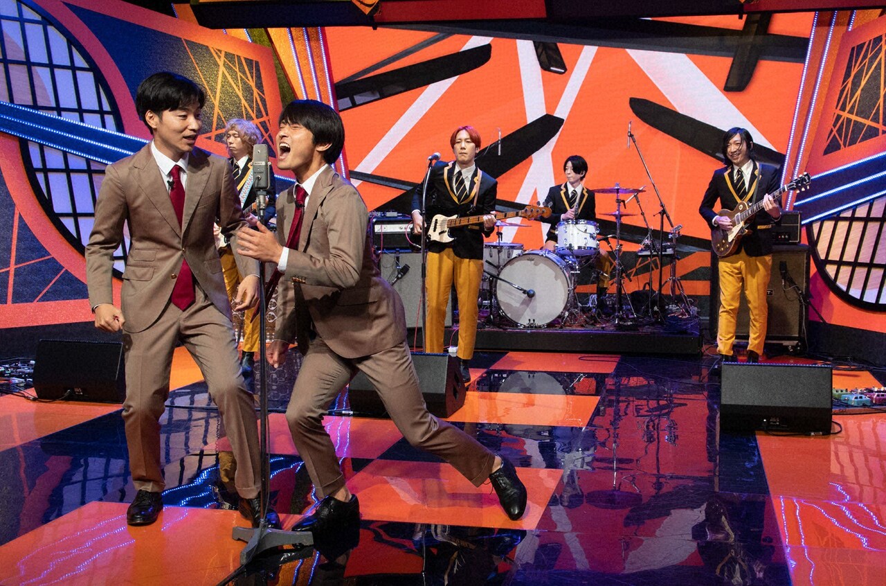 「お笑い実力刃」に出演するジャルジャルのネタのワンシーン。(c)テレビ朝日