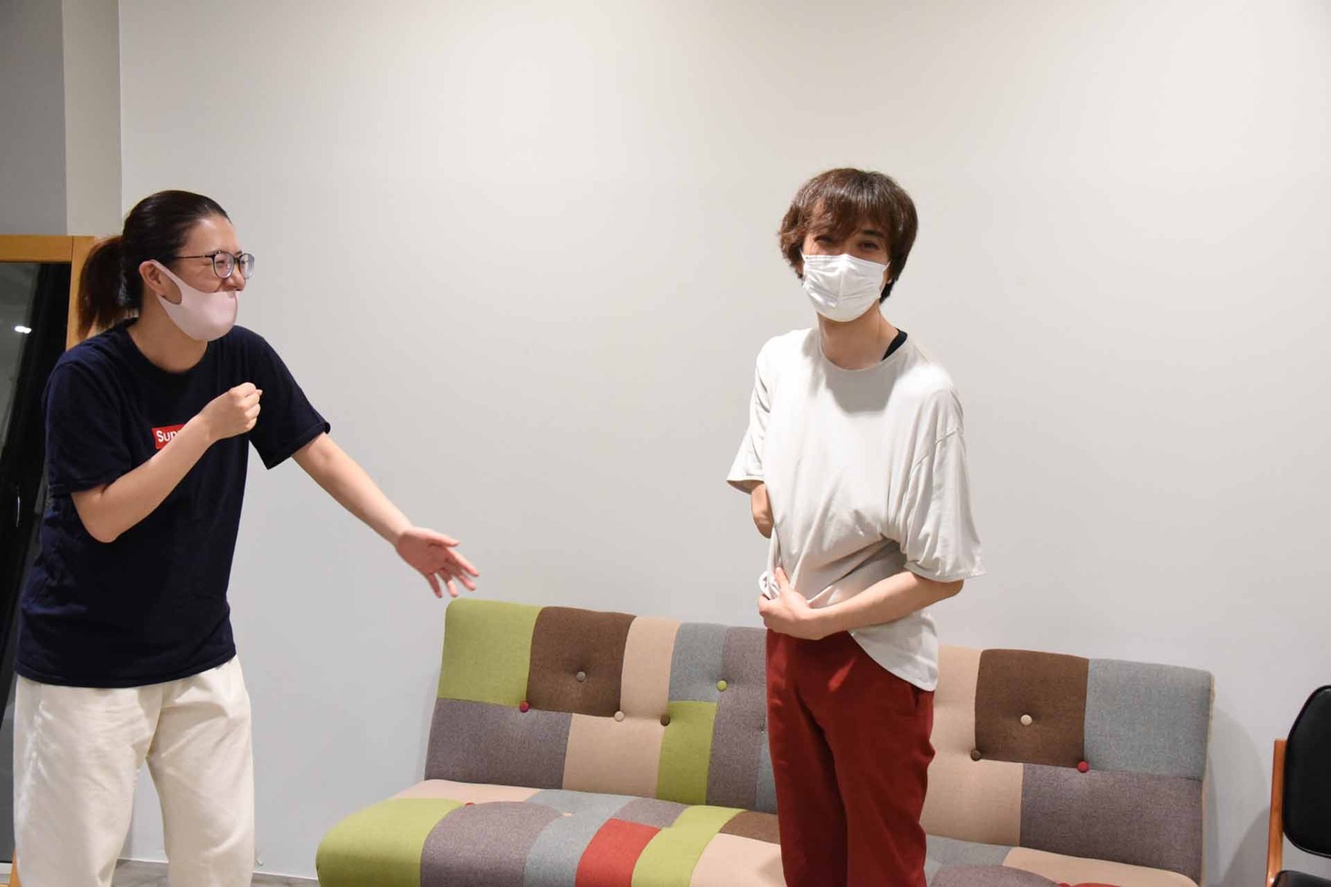 「クニさん」と呼ばれている状況に困惑する高佐さん（右）。