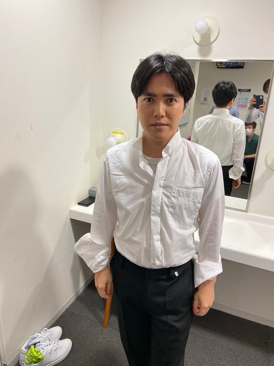 本番直前、眉毛を濃くしたメイクをみんなに「変」と言われる溜口さん。（撮影：ザ・ギース高佐さん）