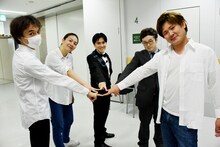 2021年7月開催の「溜口スーパードリームショー～新・世界で一番熱い夏～」より、グチタメ劇団メンバーとザ・ギース高佐（左端）