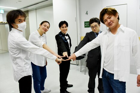 2021年7月開催の「溜口スーパードリームショー～新・世界で一番熱い夏～」より、グチタメ劇団メンバーとザ・ギース高佐（左端）