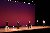 「愛は勝つ」を歌う（左から）玉さん、タッカーノさん、溜口さん、高佐さん、ギガさん。