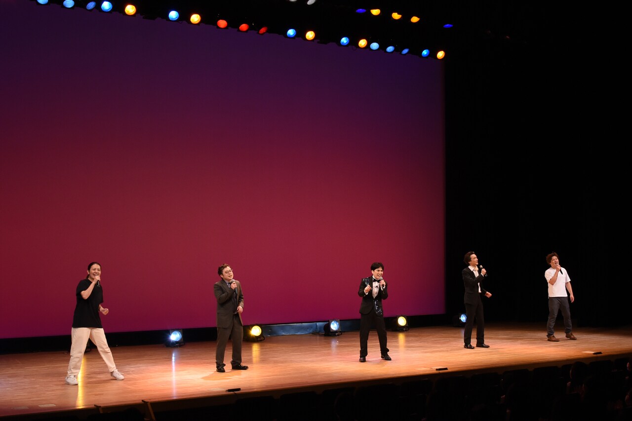 「愛は勝つ」を歌う(左から)玉さん、タッカーノさん、溜口さん、高佐さん、ギガさん。