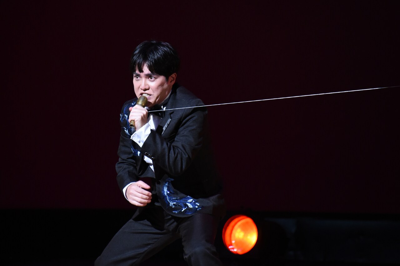 溜口さんが持つゴールデンマイクに何やら仕掛けが。