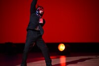 テキサスの風でマイクが飛んでいってしまった場面。