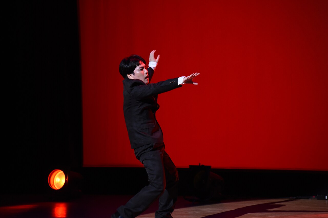 あまりの速さで、マイクが飛んでいく瞬間を写真に収めることはできませんでした。