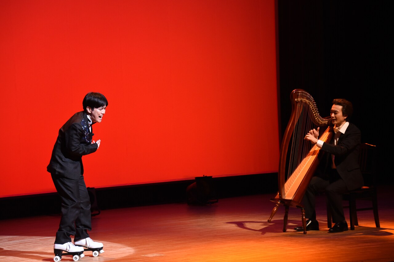 「ロード」を披露する溜口さんと高佐さん。高佐さんが人前でハープを弾きながら歌うのはこれが初めて。