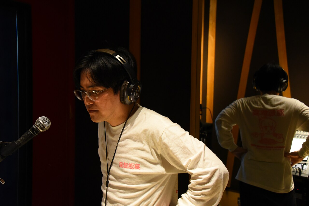 昨年行ったレコーディングの様子。ダウンロード音源には溜口さん自作ポエム「ドリーミン」の朗読も収録。