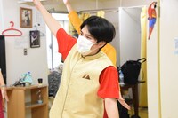連載企画の一環でインドダンスに挑戦する溜口さん。