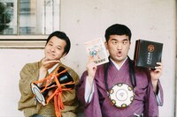 すゑひろがりず。三島が持っているのはDVD「すゑひろがりず結成拾周年全国行脚～諸国漫遊記～」と初回限定版の和風重箱仕立てのボックス。首から提げているのは同じく初回限定版特典の本家本元鼓型肩掛け鞄。