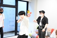 鳥に運ばれていくという設定は、神保賢志さんが手がけたグッズイラストから着想。