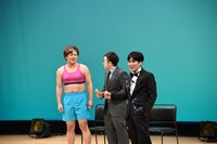 引越し侍のCMソング「引越し侍はひっこし業者じゃないからね」を歌う溜口さん。