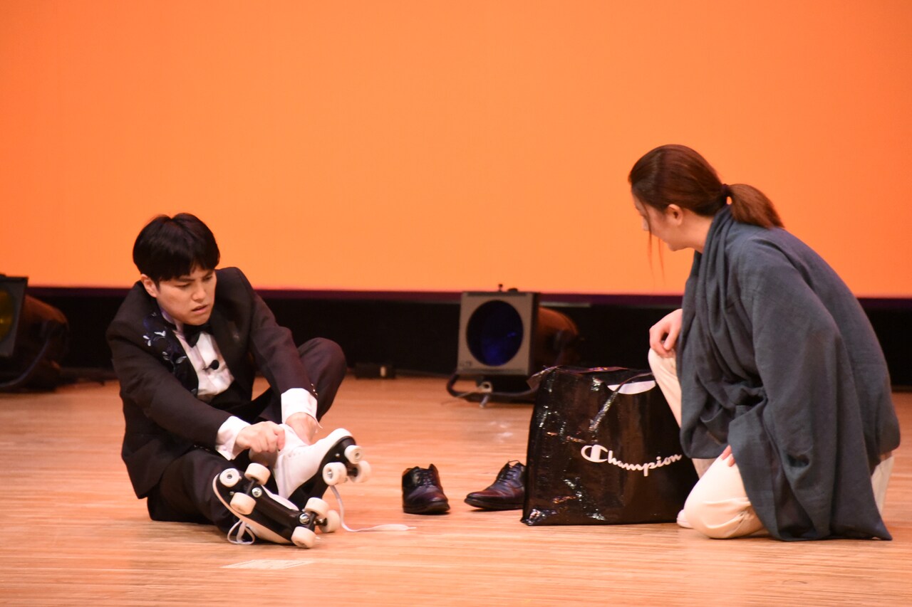 エンターテイナー溜口が選ばれし者しか履けないローラースケートシューズを履く場面。