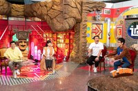 （左から）ナインティナイン岡村、なるみ、たむらけんじ、女と男・市川。(c)ABCテレビ