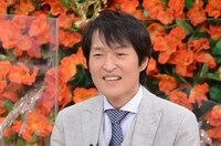 「スプレーアートの才能ランキング」に挑戦する千原ジュニア。