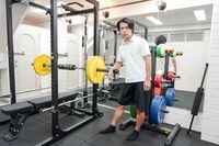 クリスタルジムを紹介するマヂカルラブリー・野田クリスタル。