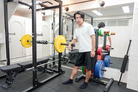 クリスタルジムを紹介するマヂカルラブリー・野田クリスタル。