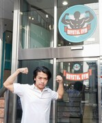 クリスタルジムの前で、マヂカルラブリー・野田クリスタル。