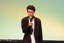 MCを務めたモグライダー芝。