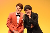 1本目のネタを披露する女将。