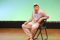 1本目のネタを披露するハラコ。