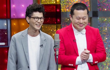 ネタを披露するモグライダー。