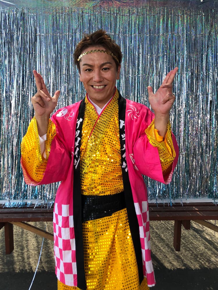 狩野英孝が 思いっきり馬鹿をやる ケツメイシmv演出 スカイダイビングで書道 コメントあり お笑いナタリー