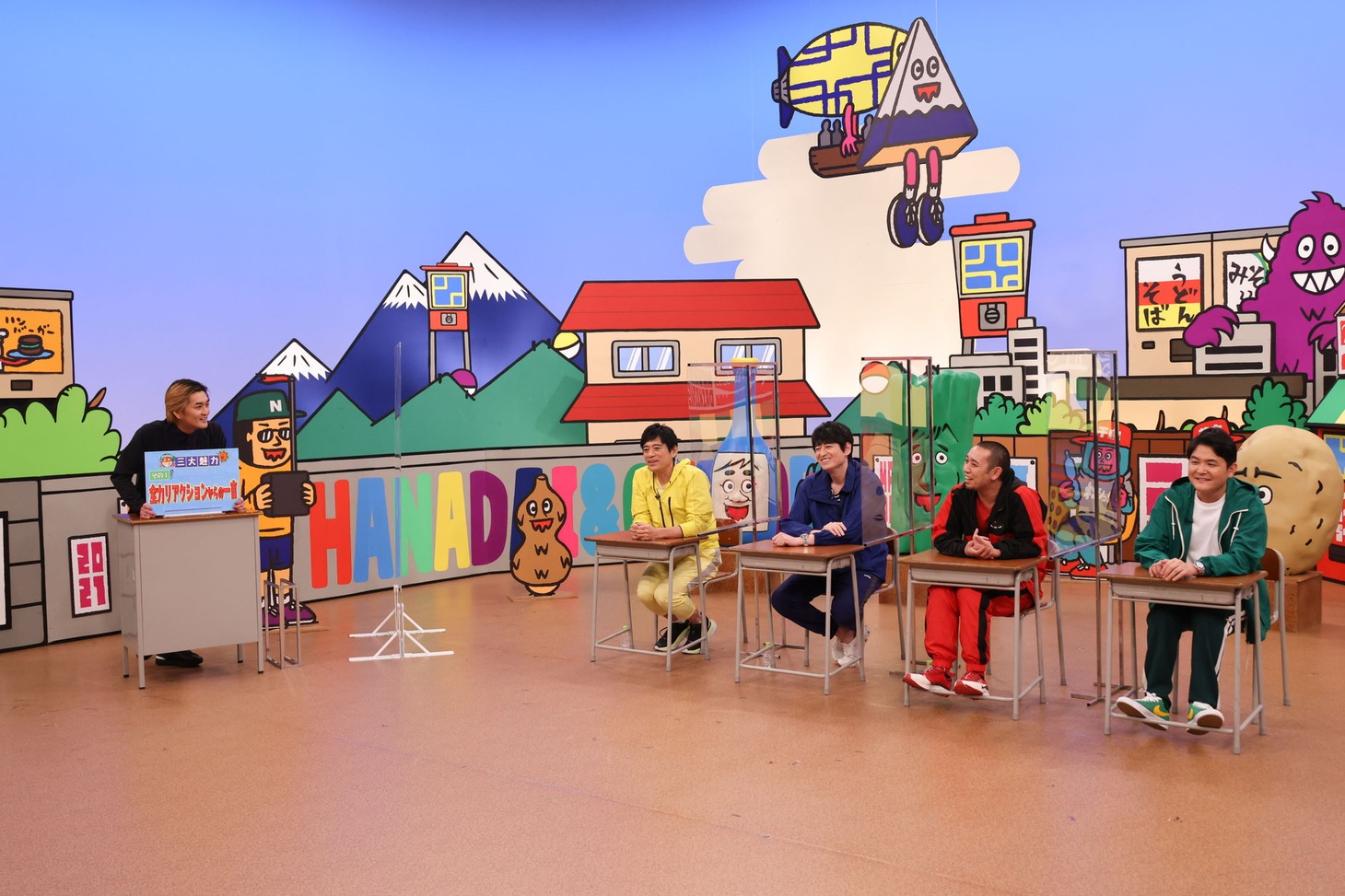 「火曜は全力！華大さんと千鳥くん」で、この番組の魅力をプレゼンする平成ノブシコブシ徳井（左端）。(c)関西テレビ