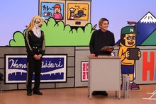 平成ノブシコブシ徳井と覆面ゲスト（左）。(c)関西テレビ