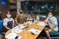 ナイツと出水麻衣TBSアナウンサー（左）。(c)TBSラジオ